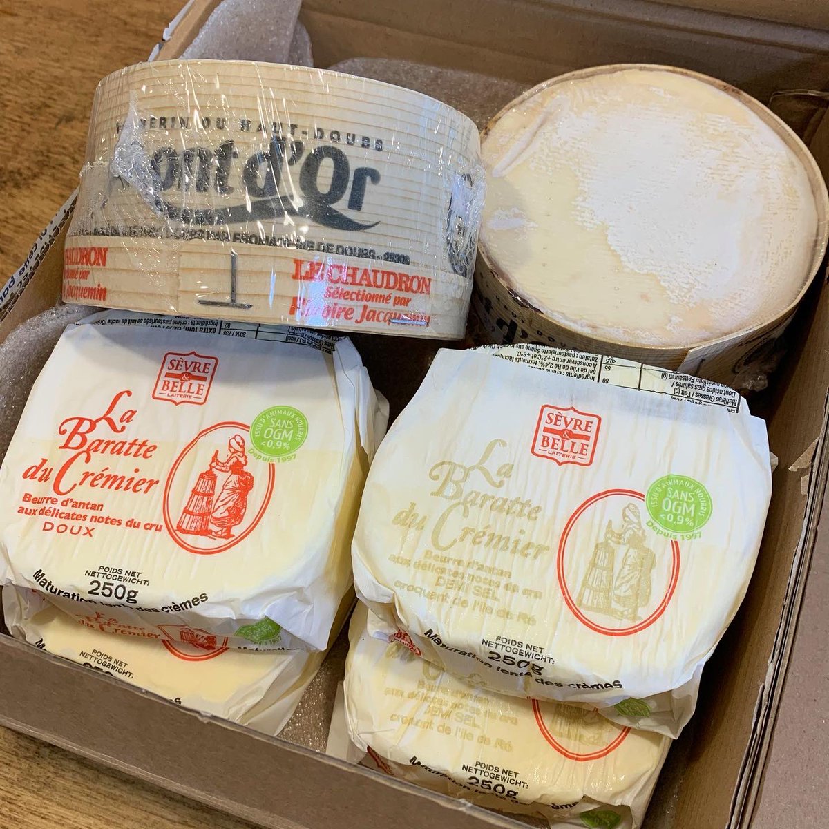 strollbear's tweet photo. パリから季節のチーズ、モンドールと、セーブル・クレミエールのバターが届いた😊
いつもだと冬のヨーロッパ出張の帰りに買い込むんだけど、今シーズンは通販で。
またいつか行けると良いな。
#パター #チーズ #モンドール #cheese #montdor #butter #sevre #cremer #paris #fromparis https://t.co/yTqBNGOl90
