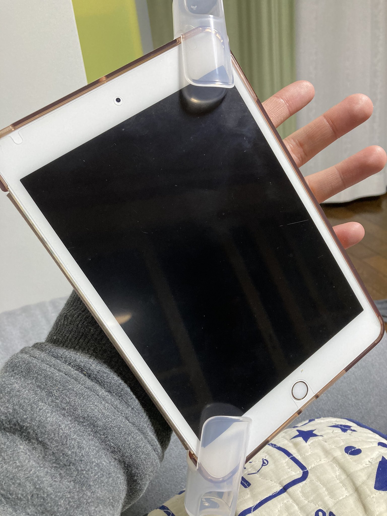 くろーど お弁当のバンドと冷蔵庫にワサビ立てるやつでタブレットを手首の負担を減らしつつ持てます どちらも100均に売っております スマホで目を凝らすのが嫌なので電子媒体の文字はできるだけこうやって台本みたく持つようにします