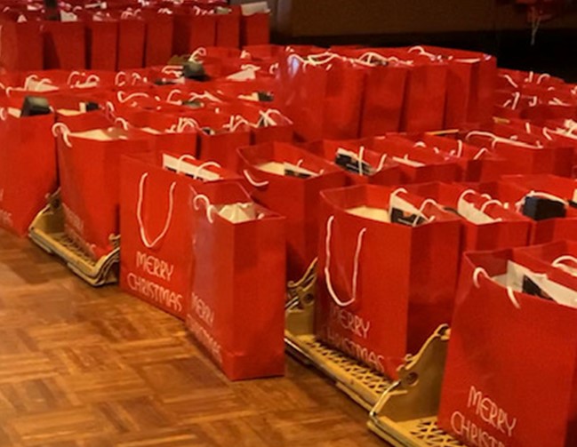 365 #kerstpakketten heeft <a href="/WinkelinRaalte/">Winkelen in Raalte</a> in samenwerking met <a href="/BakkerijvdMost/">Bakkerij vd Most</a>, Zuivelhoeve Raalte, Van Dam Catering &amp; Partyservice, Keurslager Albers en Jumbo Raalte samengesteld. De ontvangers zijn erg blij met de goed gevulde tassen. #supportyourlocals #kooplokaal #merryxmas