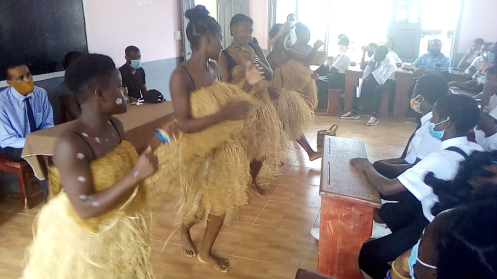 InfoBaney's tweet photo. La Casa de Cultura de Baney organizó una jornada de sensibilización sobre el voluntariado en el CENTRO PAPA BAKABO.

Durante el acto, el grupo cultural del centro mencionado realizó varias actividades culturales. 

Mas información en  https://t.co/PRADOYkGUL

#InfoBaney  #bioko https://t.co/FLJgfQjdzJ