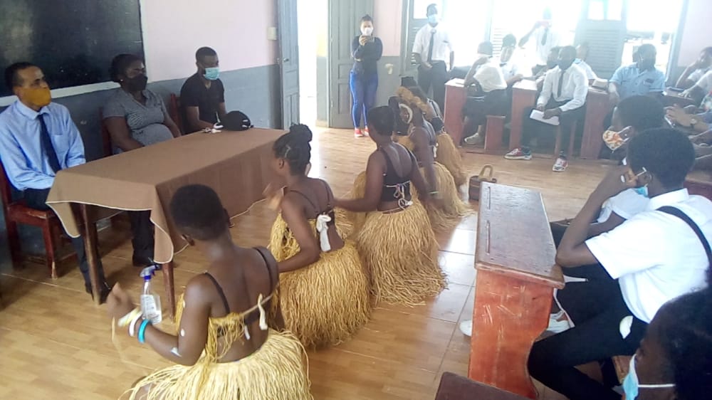 InfoBaney's tweet photo. La Casa de Cultura de Baney organizó una jornada de sensibilización sobre el voluntariado en el CENTRO PAPA BAKABO.

Durante el acto, el grupo cultural del centro mencionado realizó varias actividades culturales. 

Mas información en  https://t.co/PRADOYkGUL

#InfoBaney  #bioko https://t.co/FLJgfQjdzJ