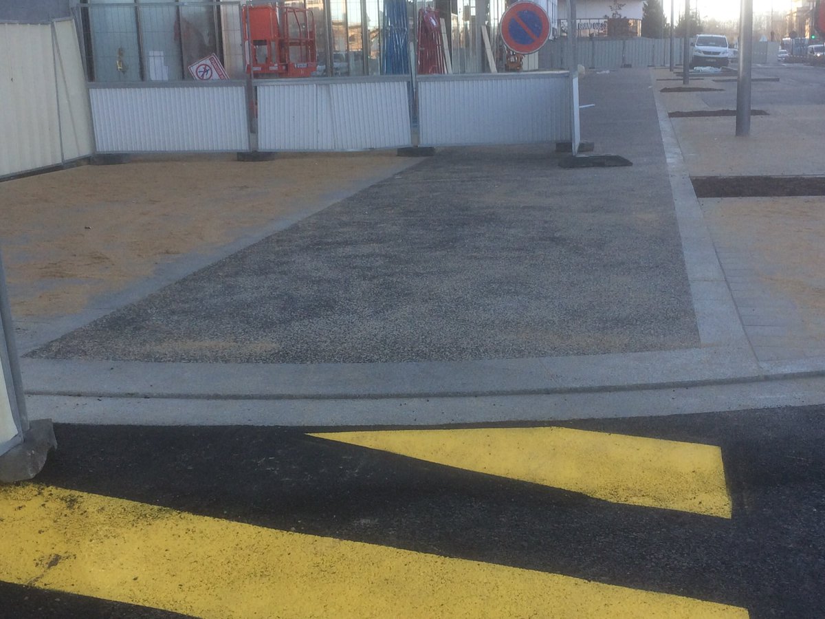 war_velo's tweet photo. C’est une veille de tous les instants. Piste cyclable neuve face #TGVMassy avec ressauts 🙁. Après avoir convaincu la mairie il faut convaincre l’aménageur @PariSudam puis l’entreprise qui exécute ! Point acquis (?) ne plus mettre de #potelets (photos nouveau ancien) https://t.co/m9Ws4upd6O