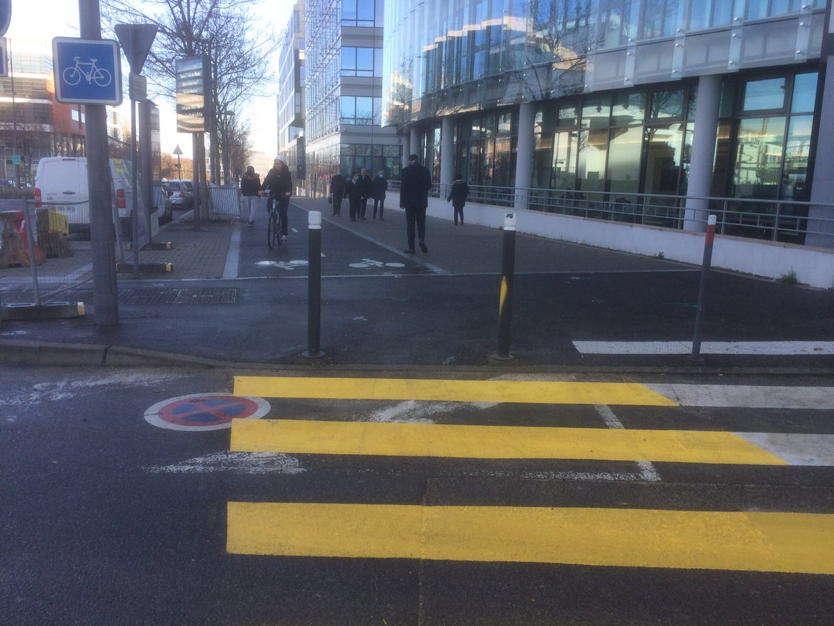 war_velo's tweet photo. C’est une veille de tous les instants. Piste cyclable neuve face #TGVMassy avec ressauts 🙁. Après avoir convaincu la mairie il faut convaincre l’aménageur @PariSudam puis l’entreprise qui exécute ! Point acquis (?) ne plus mettre de #potelets (photos nouveau ancien) https://t.co/m9Ws4upd6O
