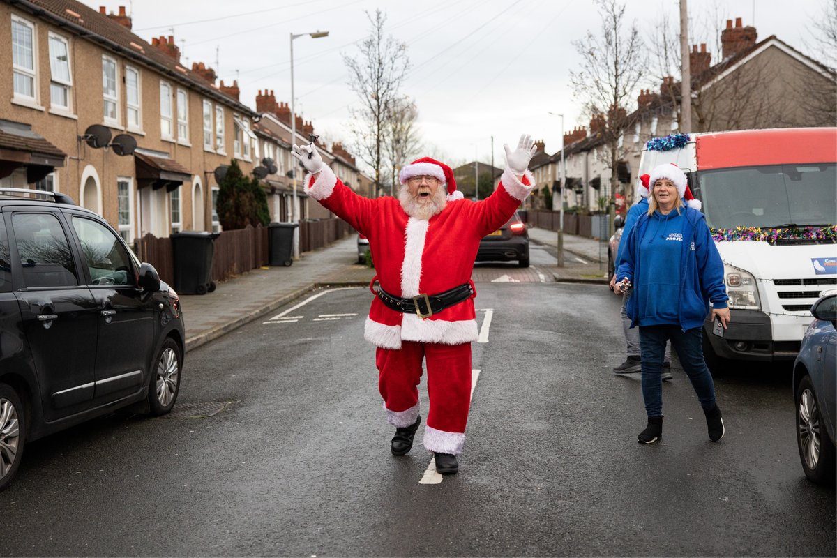 MagentaLive's tweet image. Yesterday, #Santa visited #Bidston! 🎅🎁🍫

Helped by #CoreProject and supported by @MerPolWirral, Santa listened to children's #ChristmasWishes and delivered an early #Present along with a #SelectionBox, which was funded by @MagentaLive through a #CommunityGrant. #MerryChristmas