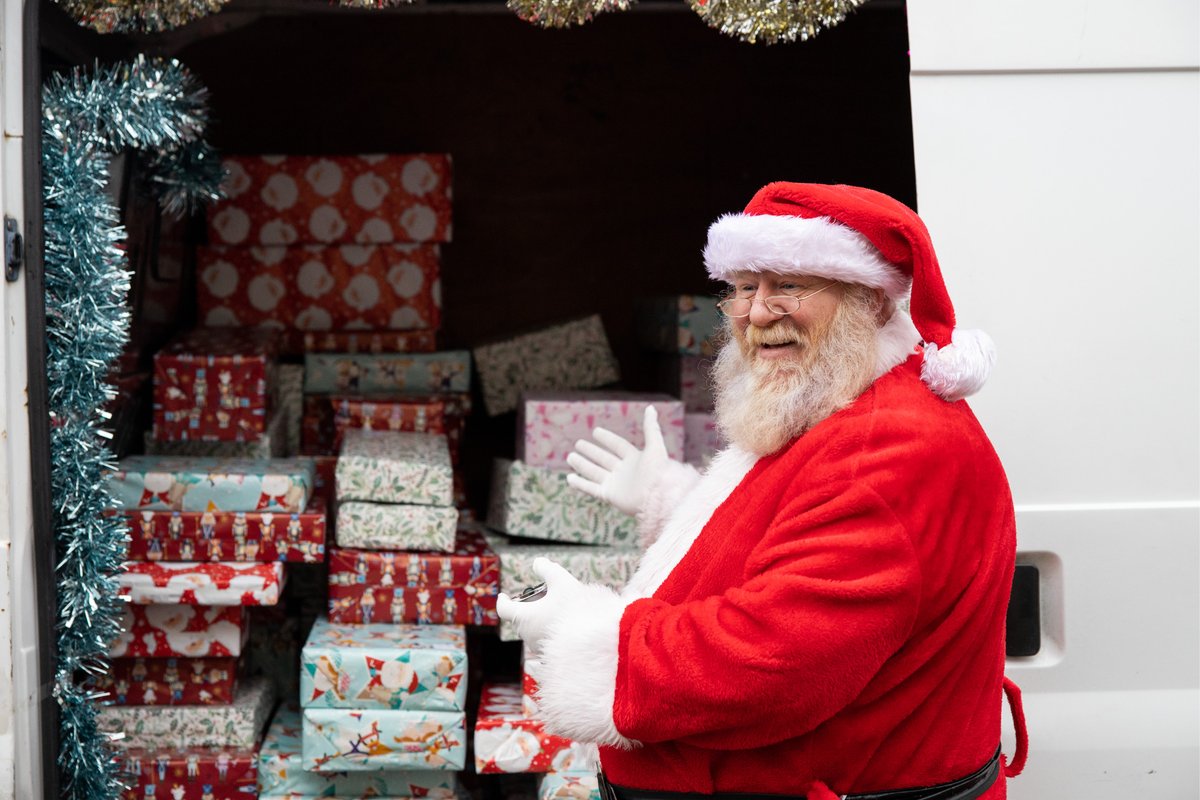 MagentaLive's tweet image. Yesterday, #Santa visited #Bidston! 🎅🎁🍫

Helped by #CoreProject and supported by @MerPolWirral, Santa listened to children's #ChristmasWishes and delivered an early #Present along with a #SelectionBox, which was funded by @MagentaLive through a #CommunityGrant. #MerryChristmas