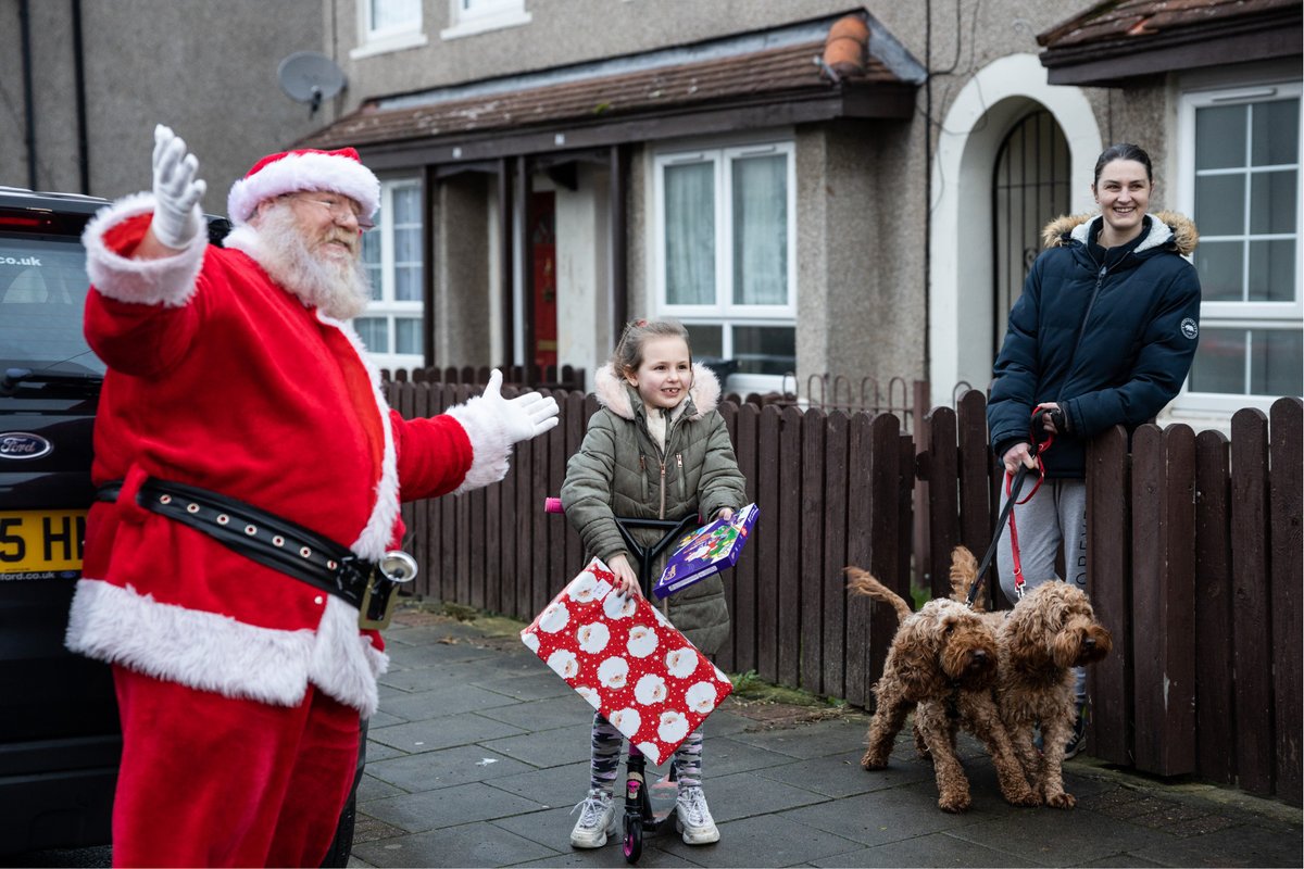 MagentaLive's tweet image. Yesterday, #Santa visited #Bidston! 🎅🎁🍫

Helped by #CoreProject and supported by @MerPolWirral, Santa listened to children's #ChristmasWishes and delivered an early #Present along with a #SelectionBox, which was funded by @MagentaLive through a #CommunityGrant. #MerryChristmas