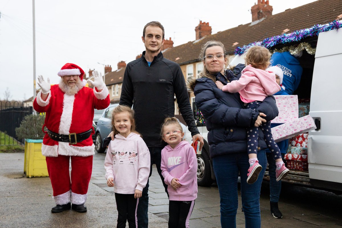 MagentaLive's tweet image. Yesterday, #Santa visited #Bidston! 🎅🎁🍫

Helped by #CoreProject and supported by @MerPolWirral, Santa listened to children's #ChristmasWishes and delivered an early #Present along with a #SelectionBox, which was funded by @MagentaLive through a #CommunityGrant. #MerryChristmas