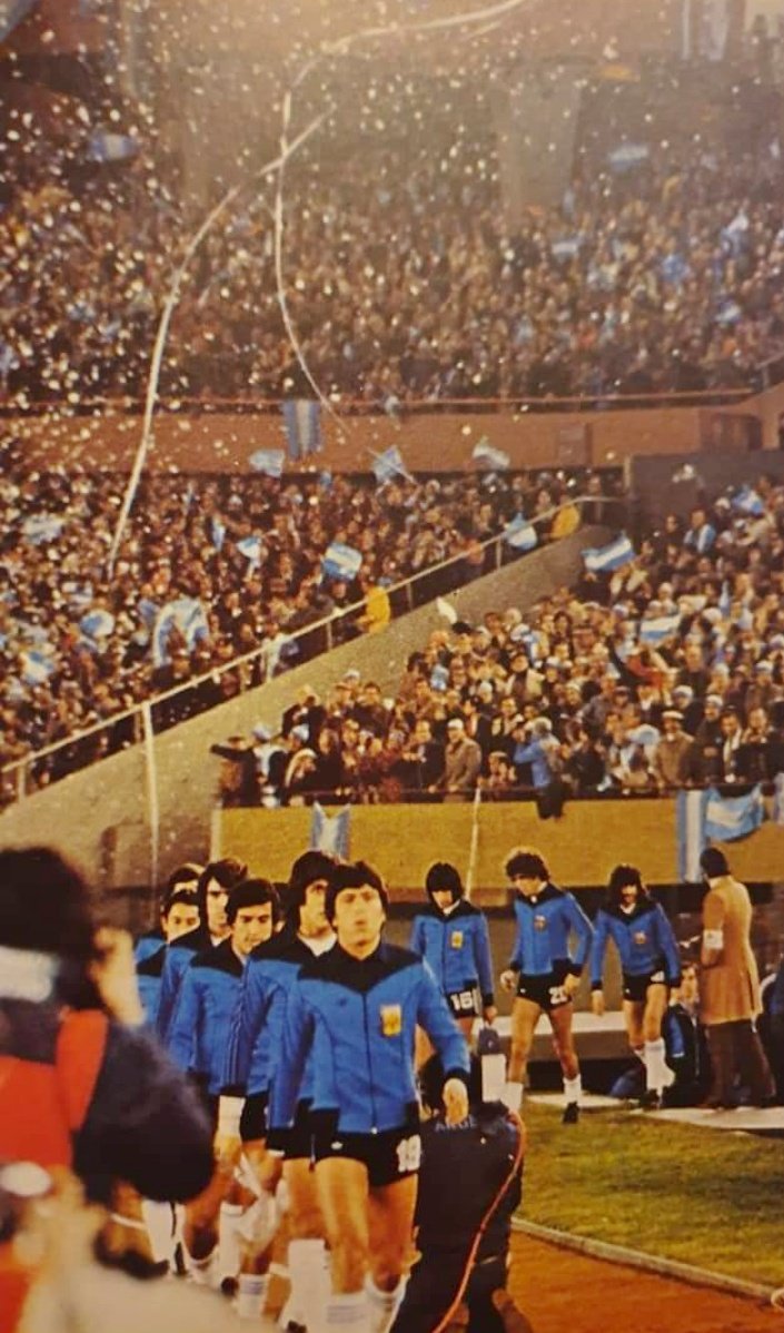 Arg1978Mariano's tweet photo. La Selección Argentina rumbo al campo de juego en el estadio Monumental. Encabezado por Daniel Passarella, seguido por @ubaldofillol y demás. Último en la fila, el Matador @ESPNMarioKempes. https://t.co/1eIJJTskPL