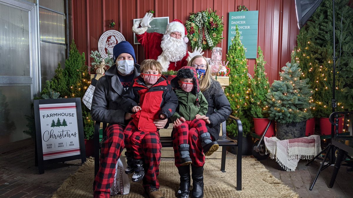 TimTimah's tweet photo. Family fun time last night! Orchard of Lights at #DemarestFarms. Happy Holidays everyone! https://t.co/eGXYCuWMjo