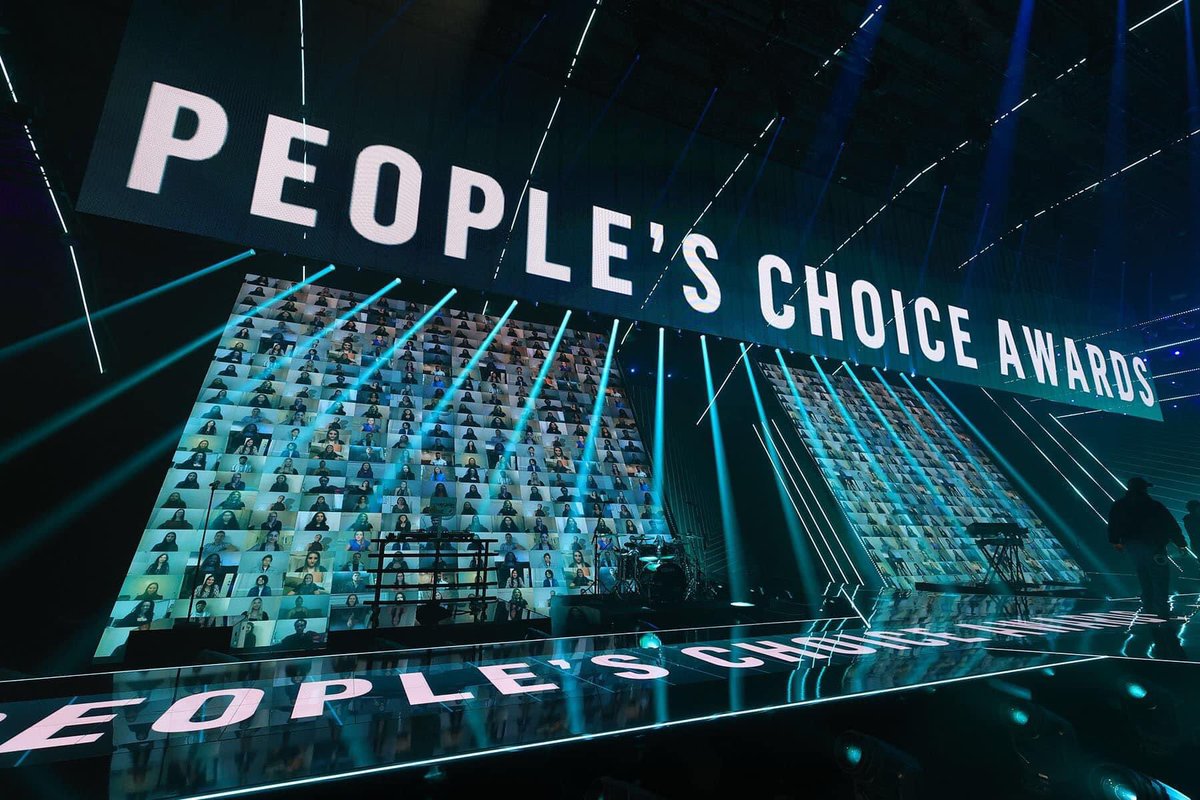 Robelighting's tweet photo. The 2020 E! People’s Choice Awards was lit for the 3rd consecutive year by Tom Sutherland of @dx7design using a #lightingdesign with 154 @Robelighting #MegaPointe luminaires supplied by #FelixLighting for this year’s live broadcast. (📸 Chris Polk)

https://t.co/ktCPjz56AZ https://t.co/NHH7zHcHkc