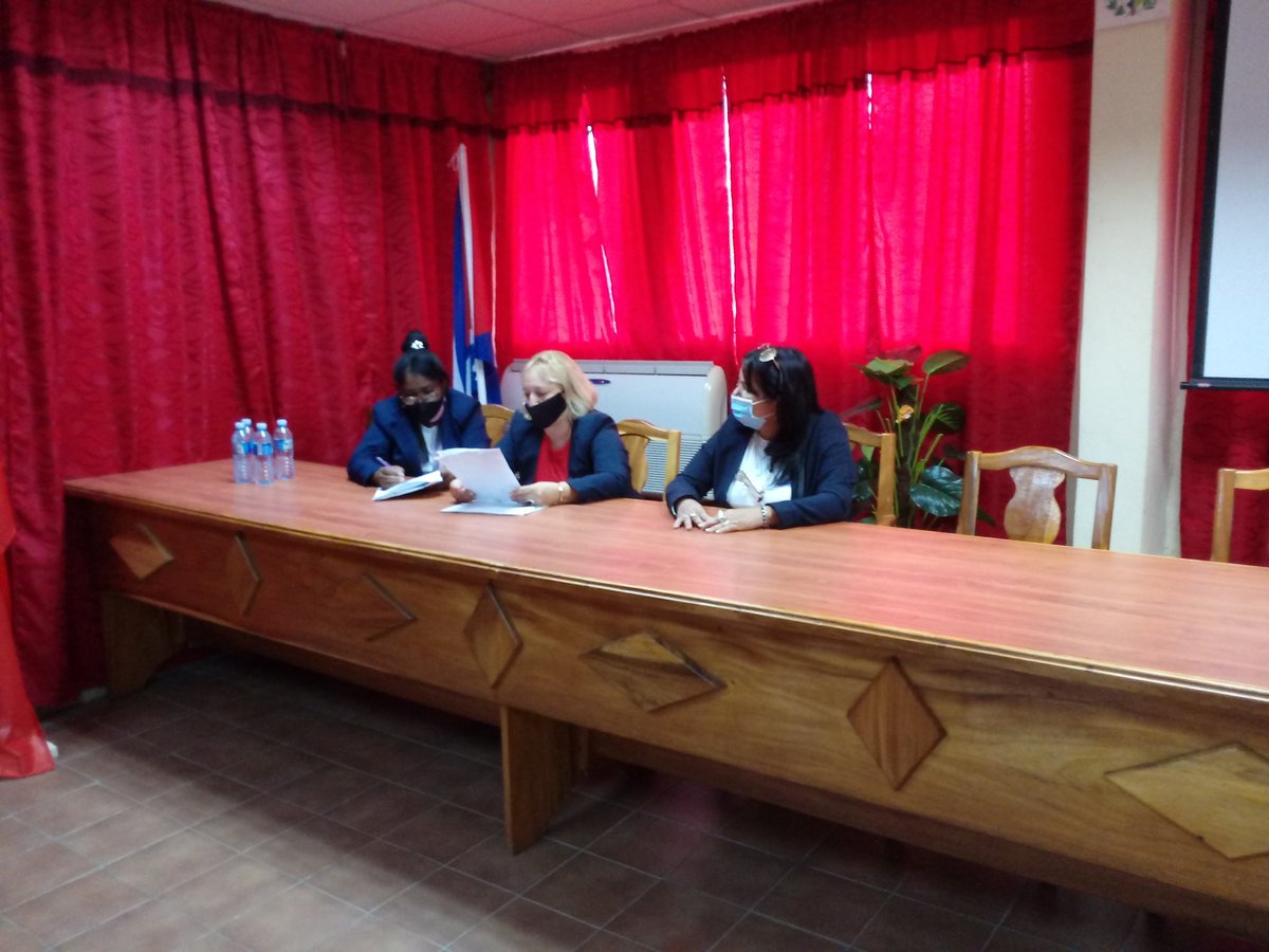 EEpicol's tweet photo. Capacitación a los trabajadores de @EEpicol  sobre los nuevos grupos salariales. Unidos e informados venceremos. #epicol #geia #minal #TareaOrdenamiento #Cuba https://t.co/GGLJvzOK6E