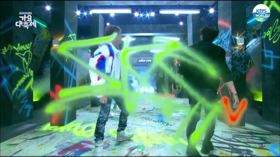 hyunfluffs's tweet photo. biggest plot twist : it's just a heart https://t.co/9sjIUiZivZ