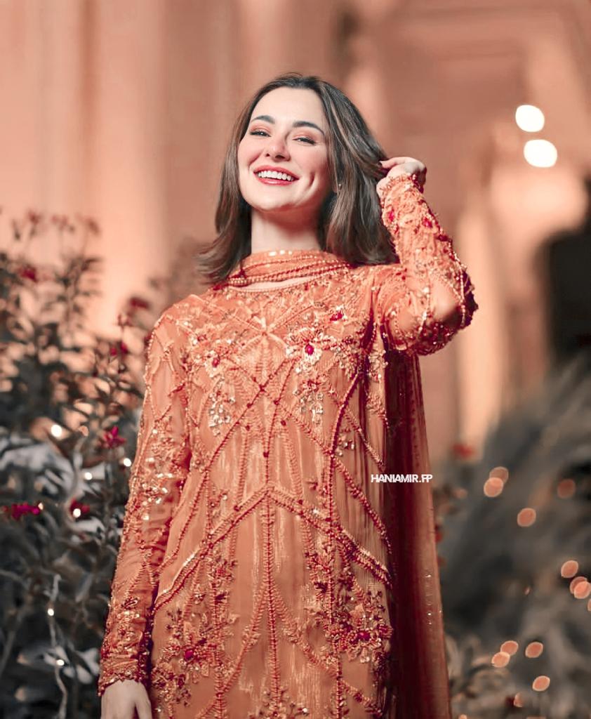 Haniaamirrr's tweet photo. She was looking extremely beautiful!! I literally don't have words to describe her beauty 🥺🥺..... her beauty is so unreal ! Thank you God for sending this beautiful, cute and such a positive angel 🧚‍♀️💖 #haniaAmir @realhaniahehe https://t.co/FLytaV3owt