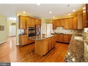 CapKitchen's tweet image. No matter the time of year, families are constantly utilizing their #kitchens. What better way to start out the #newyear than to redo your kitchen. There doesn’t have to be much done, but refacing your cabinets can make a huge difference!  bit.ly/3lkHTTQ