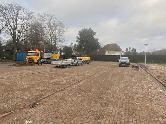 De afgelopen weken is hard gewerkt aan het uitbreiden van de parkeerplaats #Bellevue (hoek Huizerweg/Bergweg). De parkeerplaats heeft 35 extra parkeerplekken gekregen. In totaal biedt het nu ruimte voor 74 auto´s. Vanaf vandaag 13:00 uur is de parkeerplaats weer officieel open!