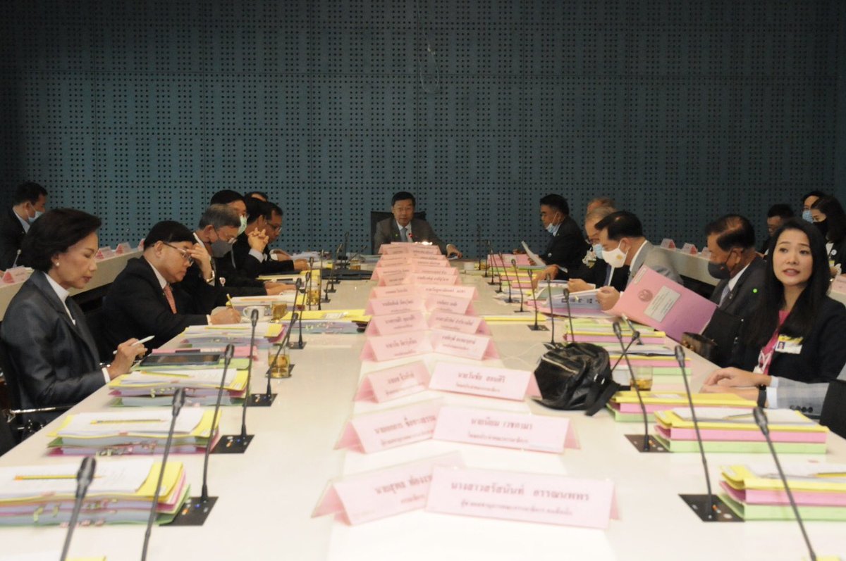 nuttha_PPLE's tweet photo. กมธ.วิ.พรบ.ประชามติ ประชุมครั้งที่ 3 ตลอดทั้งวัน เร่งพิจารณา กม.ประชามติ เพื่อเตรียมรองรับการประชามติ ร่าง รธน. โดยนอกจากการรับฟังปัญหาการลงประชามติในต่างแดนที่น้องๆ นศ.ไทยในต่างแดนมาให้ข้อมูล ยังได้พิจารณารายมาตราไปจนถึง ม. 8 #ก้าวไกล #ประชุมสภา https://t.co/eGRKmEyF0T