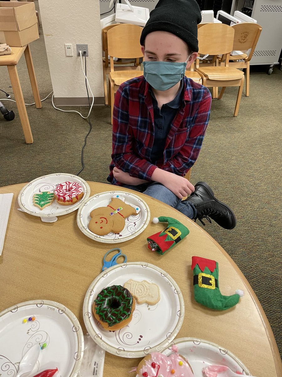 GMS_Horizons's tweet photo. Before Care Holiday Shenanigans #notthegumdropbuttons #gingerbreadpeople #happyholidays https://t.co/sweB5ErUnd