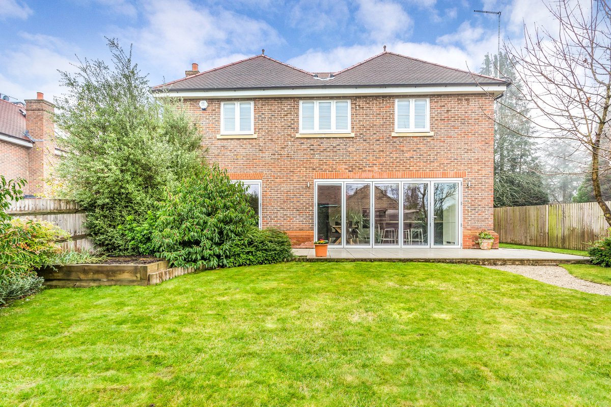 NEW TO THE MARKET - CENTRAL BERKHAMSTED PRICE GUIDE £1.75 million.
Welcome to Hastings House forming part of a stunning development of just 4 high specification properties constructed in 2015 by Chase New Homes offering circa 3400 sq ft of accommodation.
my.matterport.com/show/?m=gvPC2v…