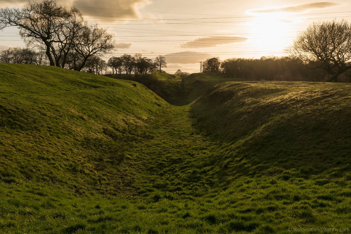 DigItScotland's tweet photo. In 1740, a Roman distance slab was found lying in a ditch in East Dunbartonshire 😮

They were used to mark the progress of the @AntonineWall (their frontier across Scotland) around 1,800 years ago and a replica has now been placed near the original spot: https://t.co/3CaNGnnJ42 https://t.co/wVt0khiTun