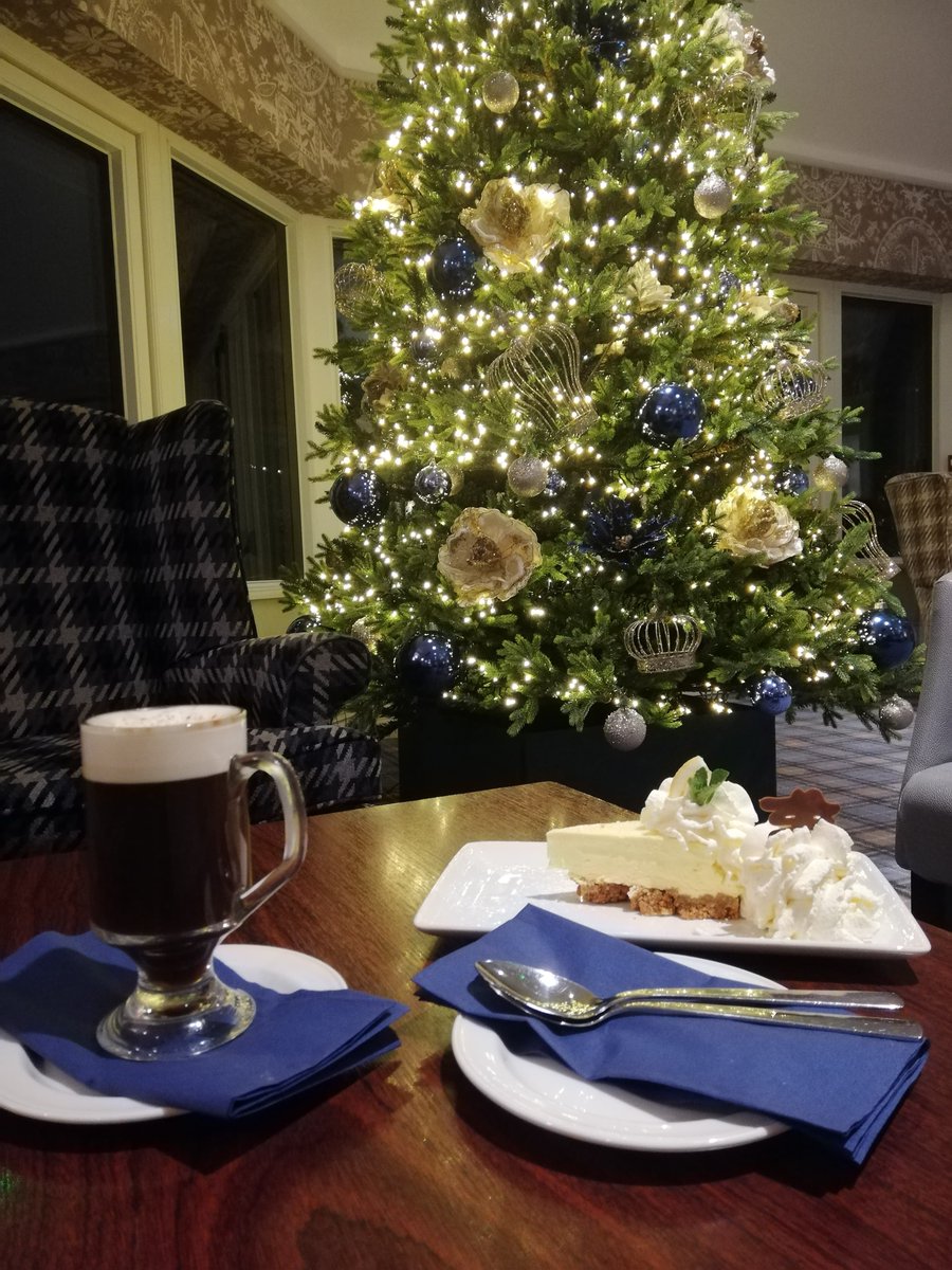 Feeling festive at the Monasterboice Inn! 🌟☃️ A gentle reminder that max. time at your table is 1hr 45mins this weekend as per current Government guidance. Be safe everyone 💝 #monasterboicetourism #discoverboynevalleyflavours