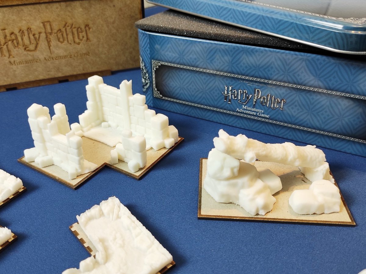 ElDailyToken's tweet photo. Diseñando y fabricando #escenografia para #harrypotter #miniaturesadventuregame! Calabazas, ruinas, arbustos, grietas, piedras... Lo tenemos todo! 😁 Hasta hemos hecho una cajita para guardar las #miniaturas
#juegosdemesa #boardgames #3Dprinting #lasercutting @knightmodels https://t.co/8bPIFUQZ7j