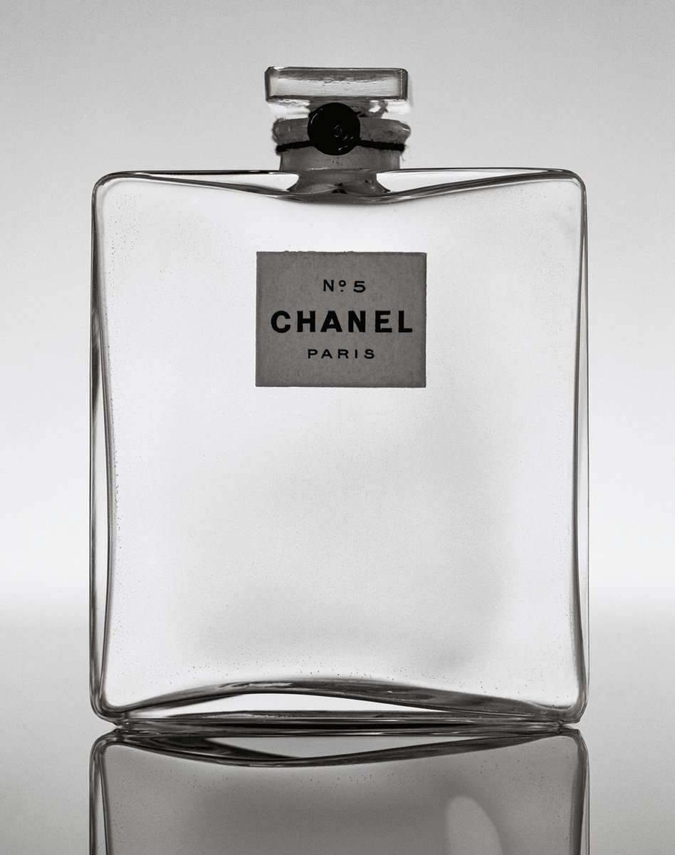 PalaisGalliera's tweet photo. [#culturecheznous > #expoCHANEL]
"Où faut-il se parfumer ? Partout où vous souhaitez qu’on vous embrasse!", déclara Gabrielle Chanel.
📷 : Parfum N° 5, 1921 ; Paris, Patrimoine de @CHANEL by @julienthamon 

👉 https://t.co/wBCwkppxSW https://t.co/f1PokigqVA