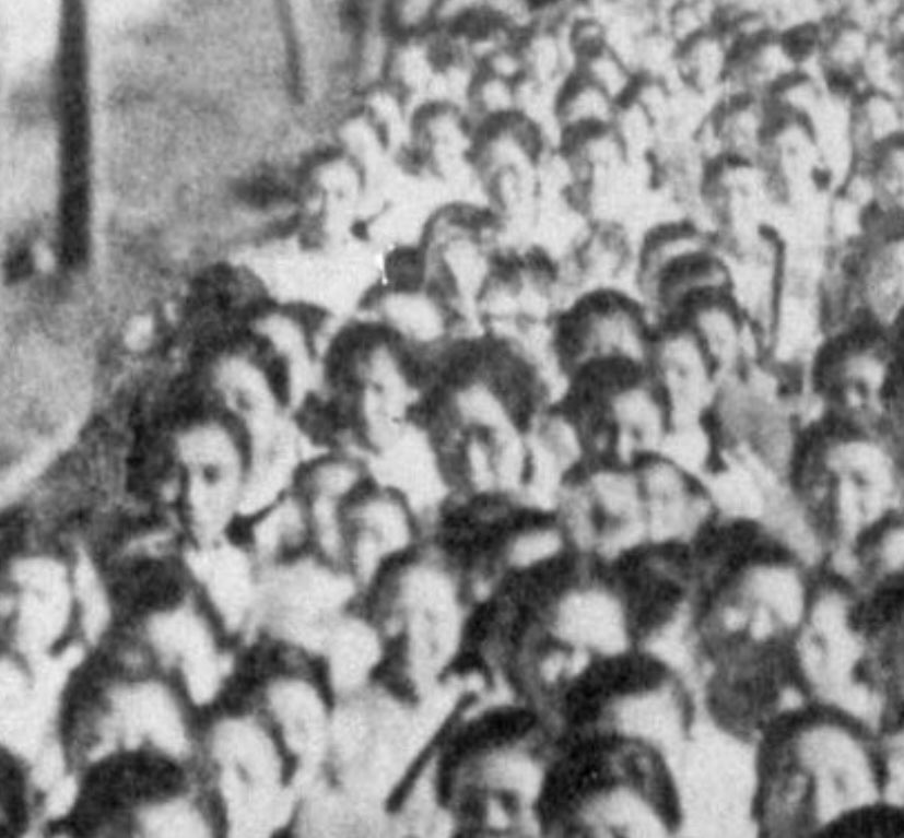 朝日新聞フォトアーカイブ Oldpicture1900 とても貴重な写真ですね こんな鉄兜を持って通勤されていたとは 考えさせられます 弊社には 1944年に増産のため工場へ出勤する女子挺身隊の写真が残っていました 男たちは戦場に駆り出され 国内の労働力は