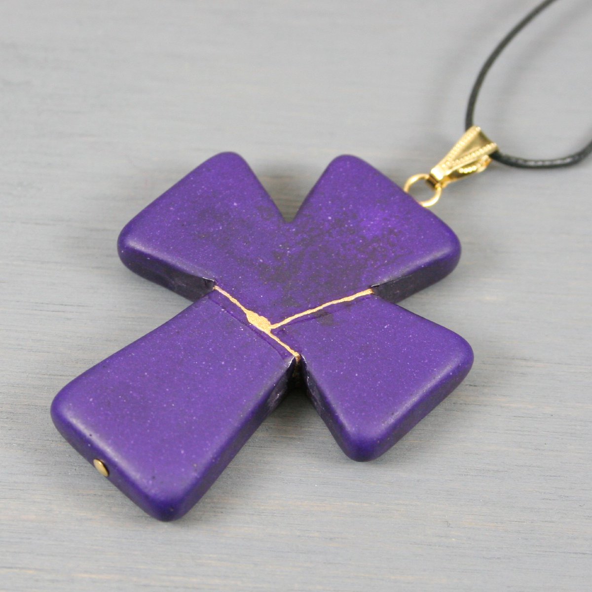 The deep purple of this purple howlite lets the set of #kintsugi repairs that mend it really shine.
akintsugilife.com/product/kintsu… #kintsugicross #cross