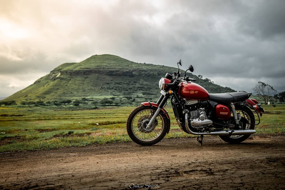 jawamotorcycles's tweet photo. Forging new paths, venturing forth on adventures… the Jawa forty two Comet Red blazes trails wherever it goes!
Photo: omkar636 (On Instagram)
#jawamotorcycles #jawafortytwo #cometred #jawariders #discovertrail #motography #classicrides #vintageride #classicmotorcycle https://t.co/XzObcBmS7I