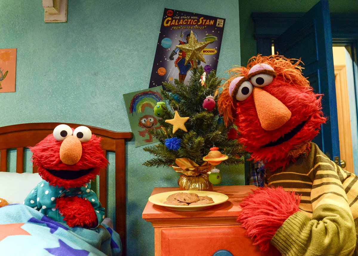 Elmo decorated Elmo’s bedroom for Christmas! Elmo’s daddy helped Elmo decorate it with ornaments and stars!