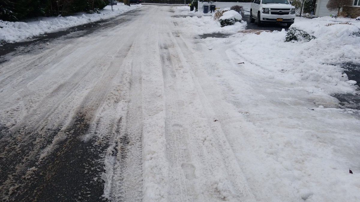 ccsnath's tweet photo. @News12LI 

Why are the roads being ploughed only on one side?  No one seems to answer that 

The picture below is of Stevenson road in Hewlett

Extremely difficult to drive and people are getting stuck... https://t.co/hYbfxRAILh