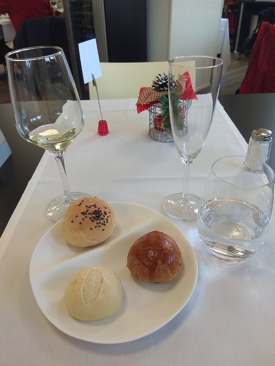 berortangel's tweet photo. Pues @ostalaritzagal  no habrá ganado el Bib Gourmand pero no será por no tener méritos suficientes. Relación calidad precio de 10.
Un gran menú, interpretado por un servicio de gran calidad en todo. Hasta la música acompaña. Enhorabuena https://t.co/QDsGCJ2B9z