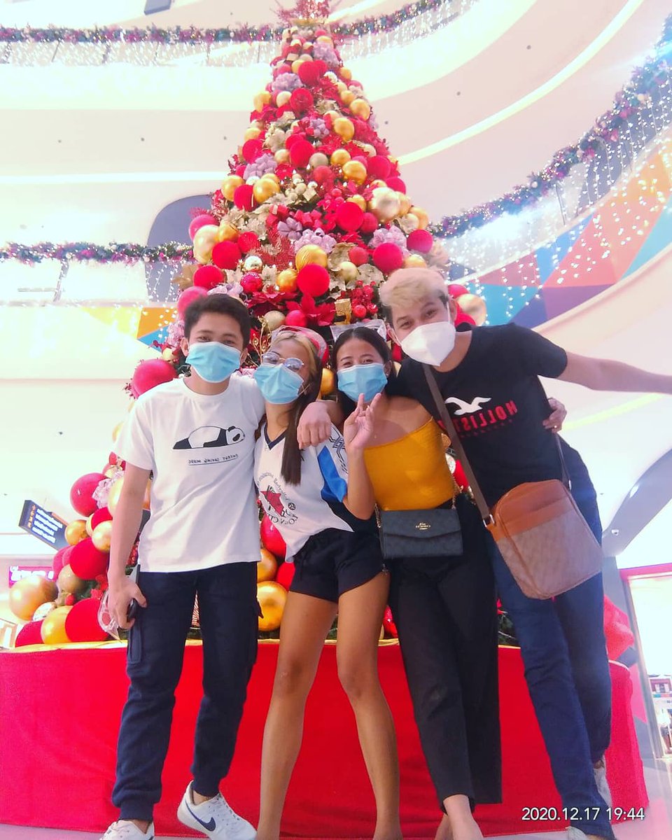 PlastikSquad's tweet photo. Merry Christmas mga ka plastik🤗💖 abang abang na kayo sa 2nd vlog namin💖 visit niyo na YT Channel namin (Plastik Squad) and subscribe na rin sa mga hindi pa na kapag subscribe😁💖🤗 #supportus😍 #SubscribeNow #smallvlogger #taclobanleyte https://t.co/sVOFeZiXbI