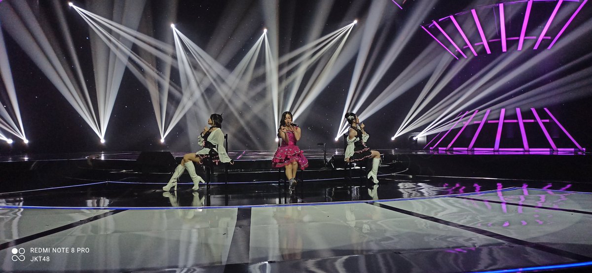 officialJKT48's tweet photo. M26 Bila Aku Dipelukmu
#JKT48SOLLUNA
#9thAnnivJKT48 https://t.co/OlniRp1VjG
