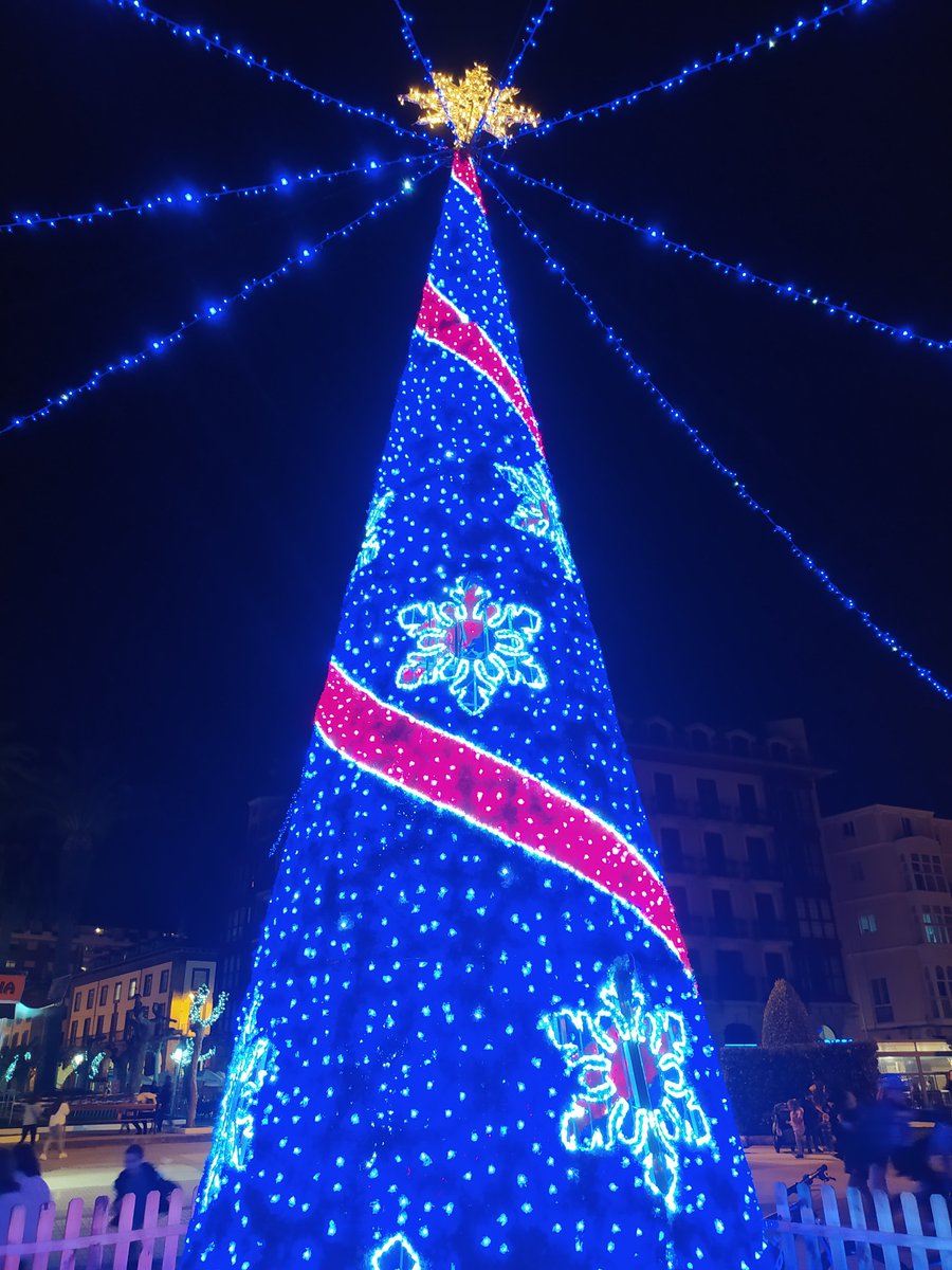 La iluminación navideña de un 'apagado' año
.
.
(Fotografía por Coral Manteca)
.
.
Artículo de opinión completo en el link.
urdidecastro.wixsite.com/laurdidecastro…
#laurdidecastro