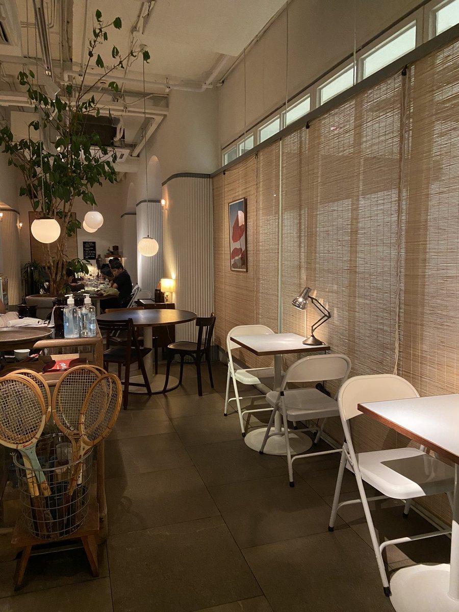 kukkikguide's tweet photo. 📍Lon Lon Diner ร้านข้าวต้มกุ๊��แถวสีลมที่เราชอบมากช่วงนี้ คือเหมาะกับคนที่ทั้งชอบไปคาเฟ่และชอบกินข้าวต้มกุ๊ยแบบเรา 555 อาหารก็อร่อยหลายอย่างเลย แต่หิวจนลืมถ่ายรูป 😂 ทีเด็ดเรายกให้เป็ดพะโล้เนื้อนุ่มมาก และไอติมกะทิอร่อยมาก บรรยากาศในร้านก็ดี ถ่ายรูปน่ารักหลายมุมเลย 💕 https://t.co/PU3f2l9FGH