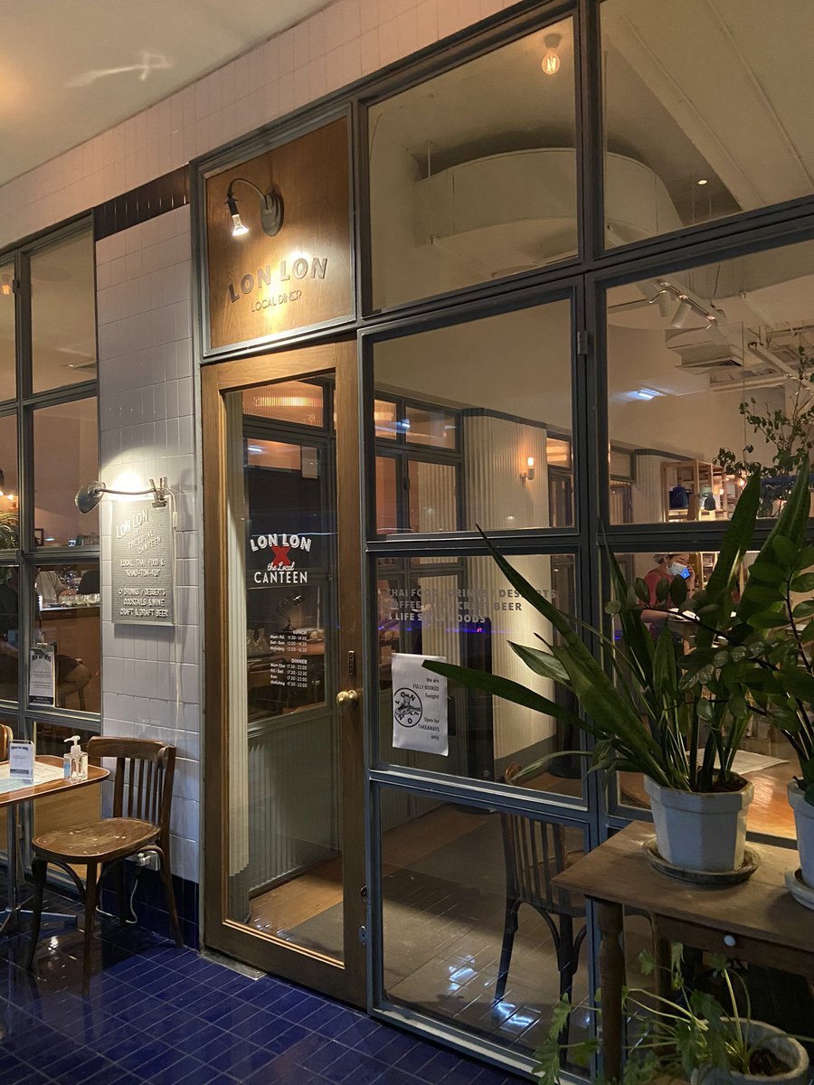kukkikguide's tweet photo. 📍Lon Lon Diner ร้านข้าวต้มกุ๊��แถวสีลมที่เราชอบมากช่วงนี้ คือเหมาะกับคนที่ทั้งชอบไปคาเฟ่และชอบกินข้าวต้มกุ๊ยแบบเรา 555 อาหารก็อร่อยหลายอย่างเลย แต่หิวจนลืมถ่ายรูป 😂 ทีเด็ดเรายกให้เป็ดพะโล้เนื้อนุ่มมาก และไอติมกะทิอร่อยมาก บรรยากาศในร้านก็ดี ถ่ายรูปน่ารักหลายมุมเลย 💕 https://t.co/PU3f2l9FGH