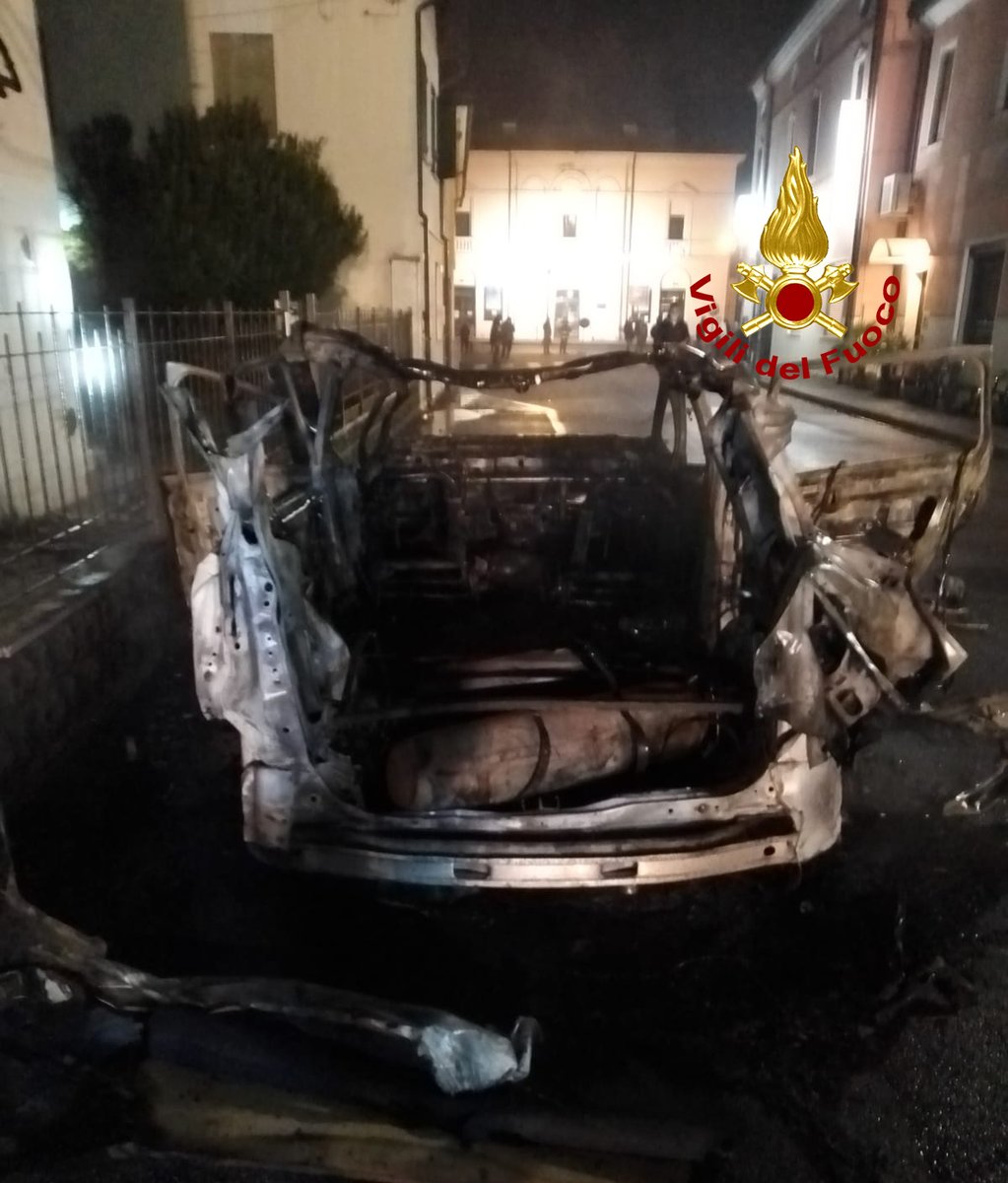 vvfveneto's tweet photo. #18dicembre #Trecenta(RO), ieri sera #incendio di un’auto provoca lo scoppio di una bombola di metano, danneggiate due abitazioni: ferito l’automobilista nel tentativo di spegnere le fiamme. #Vigiliddlfuoco spengono il rogo e mettono in sicurezza le abitazioni #soccorsiquotidiani https://t.co/2Akm7nCWoM