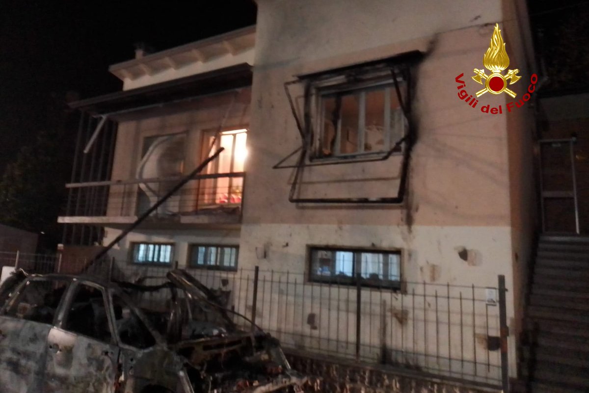 vvfveneto's tweet photo. #18dicembre #Trecenta(RO), ieri sera #incendio di un’auto provoca lo scoppio di una bombola di metano, danneggiate due abitazioni: ferito l’automobilista nel tentativo di spegnere le fiamme. #Vigiliddlfuoco spengono il rogo e mettono in sicurezza le abitazioni #soccorsiquotidiani https://t.co/2Akm7nCWoM