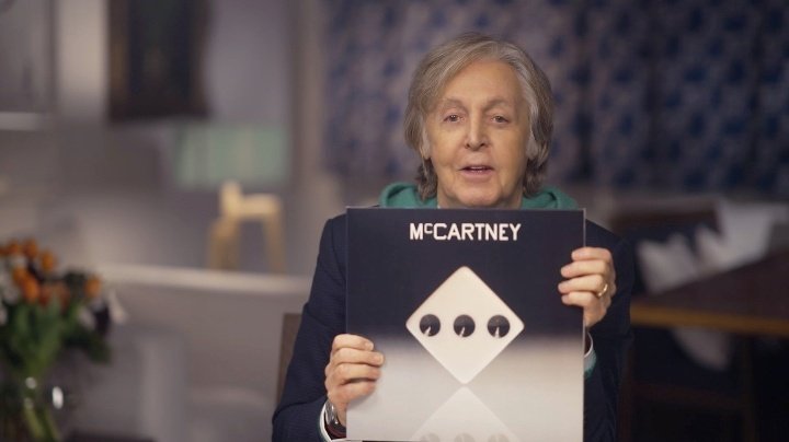 athxflames's tweet photo. um idoso e seu disco não quer guerra com ninguém 
#McCartneyIII https://t.co/SNwGPy6Ps2