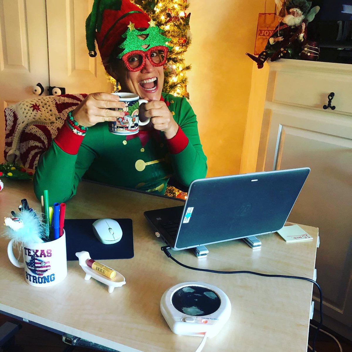 SDWMC1's tweet photo. Virtual Polar Express Day! BBE VIRTUAL POLAR EXPRESS DAY❄️🎄. Go 3rd grade Bullfrogs 🐸 https://t.co/7kMkmGTw0J
