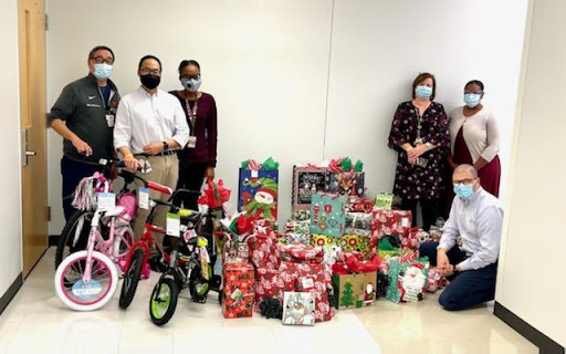 UT Oral Surgeons donated toys and gifts to five families through <a href="/KidsMealsInc/">Kids Meals🍎</a> . with the generous help of faculty, staff and residents.

cc:<a href="/siwyoung/">Simon Young</a>
