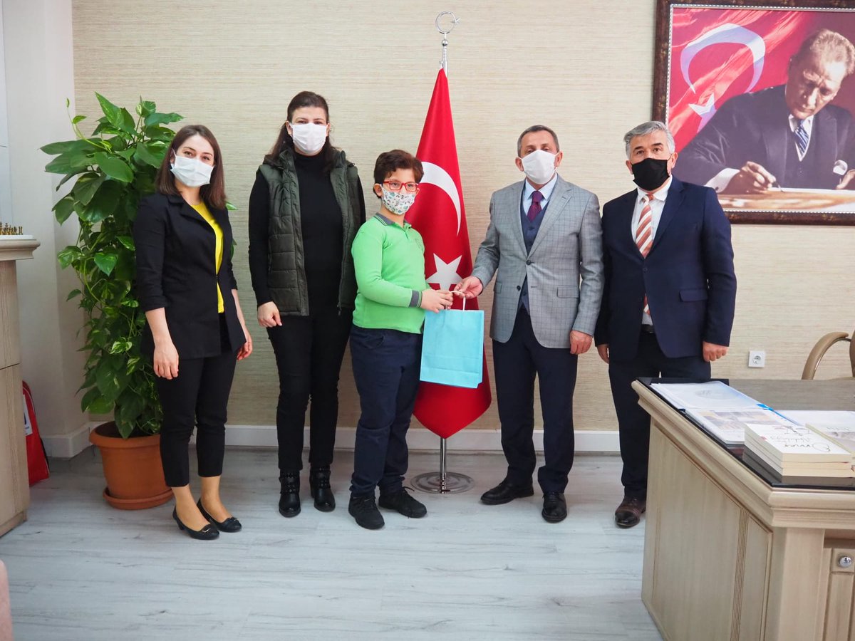 EmlakErgene's tweet photo. Türkiye Zeka Vakfı Tarafından Düzenlenen Okullar Arası Zeka Oyunları Şampiyonası 3.Sınıflarda İl 3'üncüsü Olan Ve Bölge Finaline katılacak Öğrencilerimiz İlçe Milli Eğitim Müdürümüz Sayın Hüseyin ERDOĞAN tarafından ödüllendirildi. 
👏👏👏🧿
@tcmeb @csarili @ersanulusan @hete61 https://t.co/qmkFNBTG2x