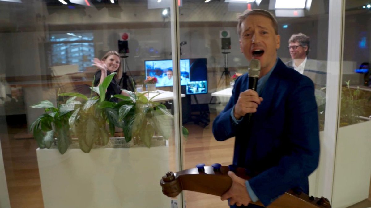 filippahecker's tweet photo. What a way to end 2020 💥 We had an amazing live show during our @Siemens_Schweiz end of year webcast! Can’t wait for next year with #TeamSiemens🤩
@MatRebellius @Bischrol @marc_estermann https://t.co/0dz5pX2UOt