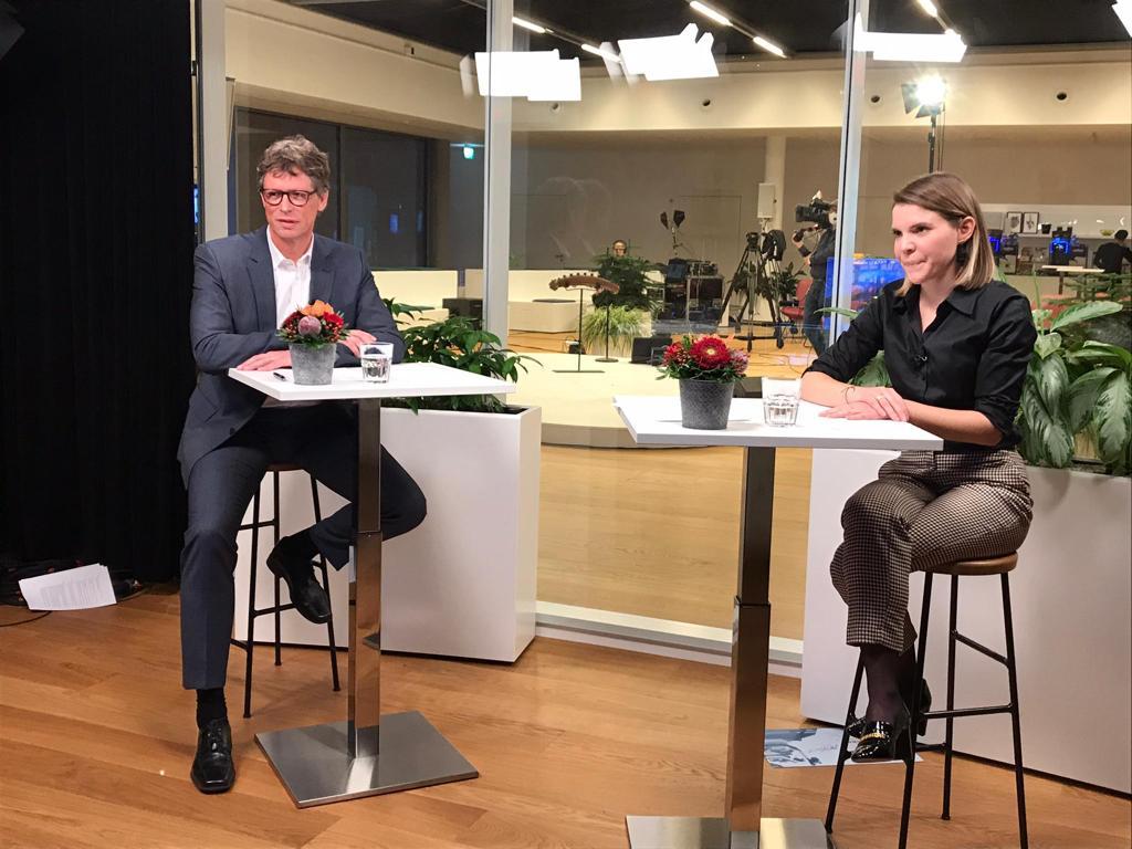 filippahecker's tweet photo. What a way to end 2020 💥 We had an amazing live show during our @Siemens_Schweiz end of year webcast! Can’t wait for next year with #TeamSiemens🤩
@MatRebellius @Bischrol @marc_estermann https://t.co/0dz5pX2UOt