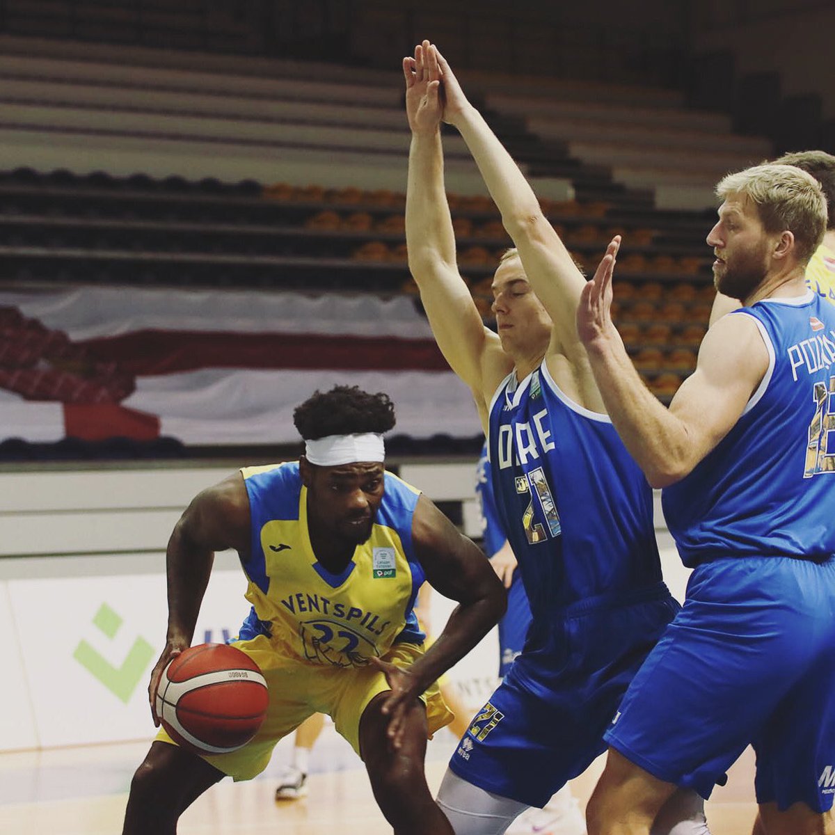 _thatbeanhead_'s tweet photo. They eyes poppin', jaws droppin', lookin' like they saw a ghost!! 💯🖤🏀🇱🇻 #KeyGlock #BottomofthePot #GameDay #LoveDay #Explore #ExplorePage #NBA #FIBA #Overseas #Hooper #Youtuber #SneakerHead #Joma #Nike #LBL #Latvia #Europe #OMS #GMB #Ogre #GloComingSoon https://t.co/RZriGHVEdg