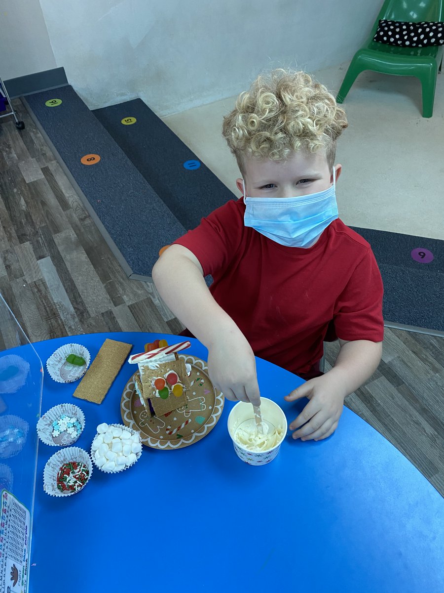 VealeElem's tweet photo. Veale Kindergarten Stem project.  Doesn't everyone love a gingerbread house? https://t.co/6CIqGffOdU