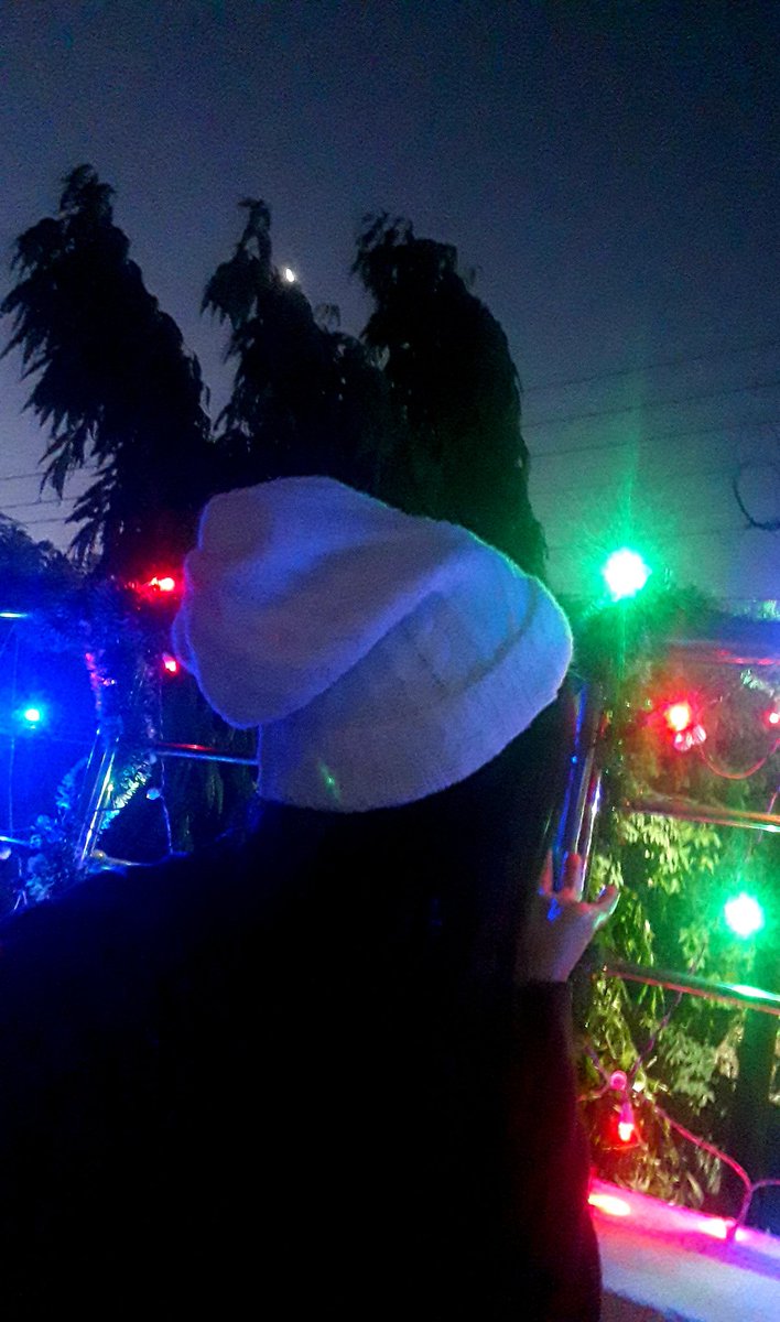 vekhosalu's tweet photo. Its the season to be jolly.

And be thankful for all  that we have, all  the lights and decorations put up in the anticipated of the joyful celebration thats on its way. We are counting the days until its the time  for Christmas day.
#CountdowntoChristmas 
#Fridaynight https://t.co/76GDTUsusC