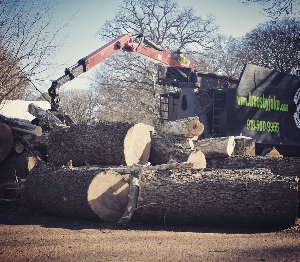 That grapple got us like 😍 #Palfinger #Peterbilt #LightsOn #CustomBuild #GrappleIt