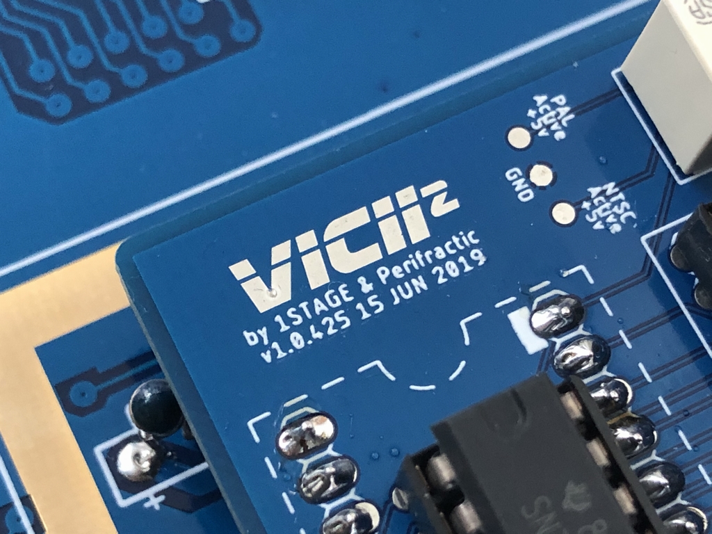 MtnBuffalo's tweet photo. I finally finished my VIC-II² PAL/NTSC Switch. The device can easily swap a Commodore 64 between PAL and NTSC mode by the flick of a switch. Otherwise, several components have to be exchanged. #breadbox64
https://t.co/eDkDtZkqSN https://t.co/9aSiTjaIli
